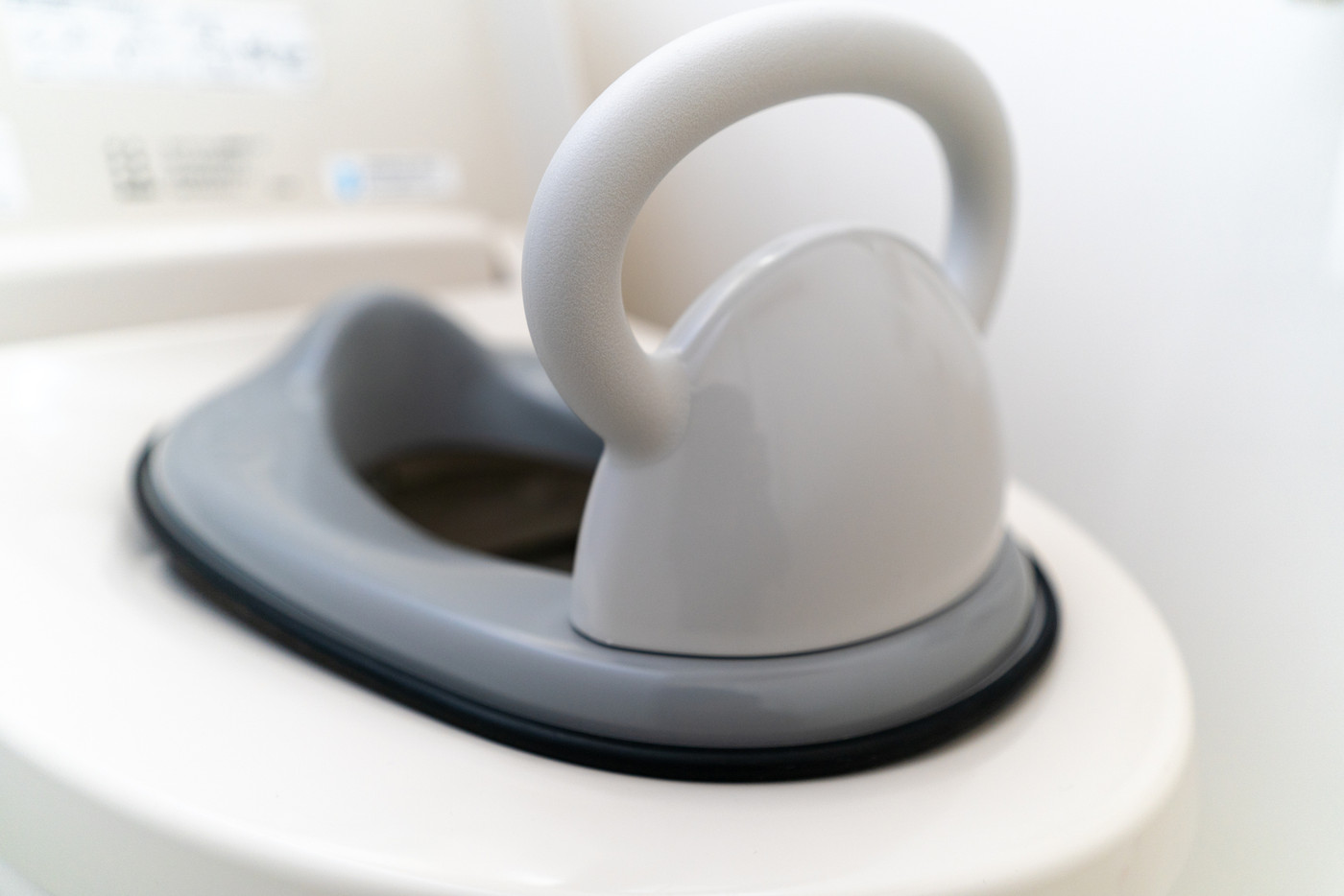 洋式トイレ用の幼児訓練用便座　オマルをセットする