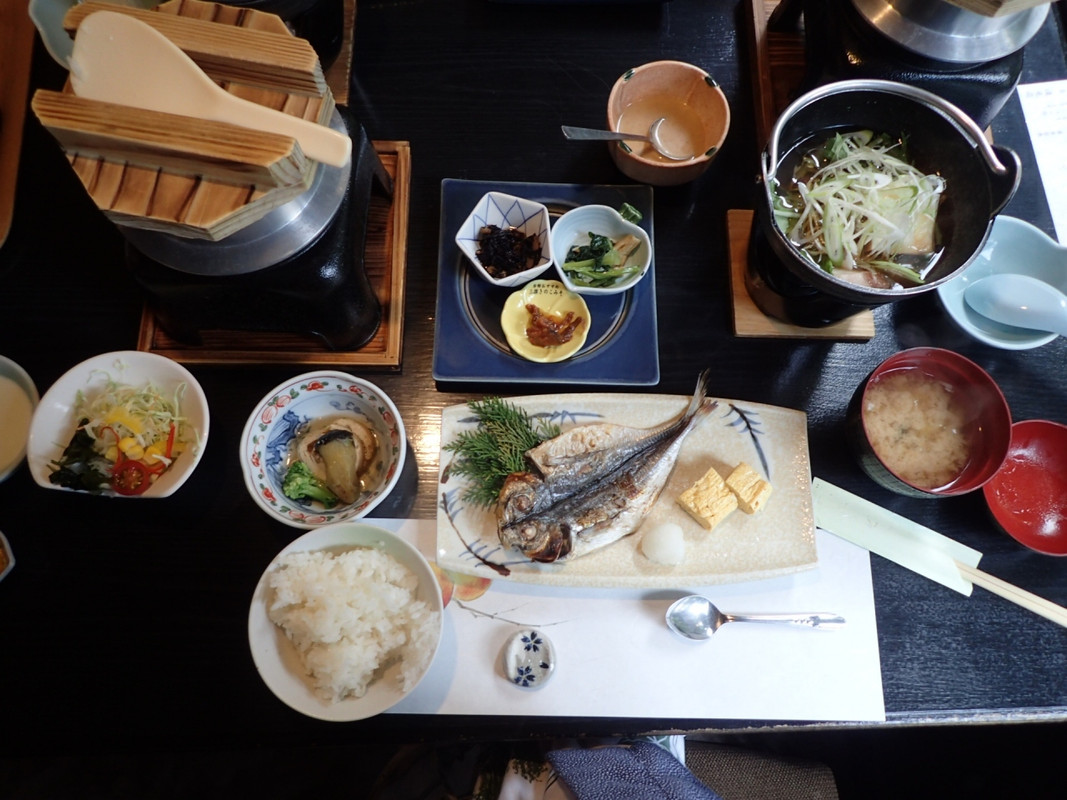 朝食；ご飯は釜で