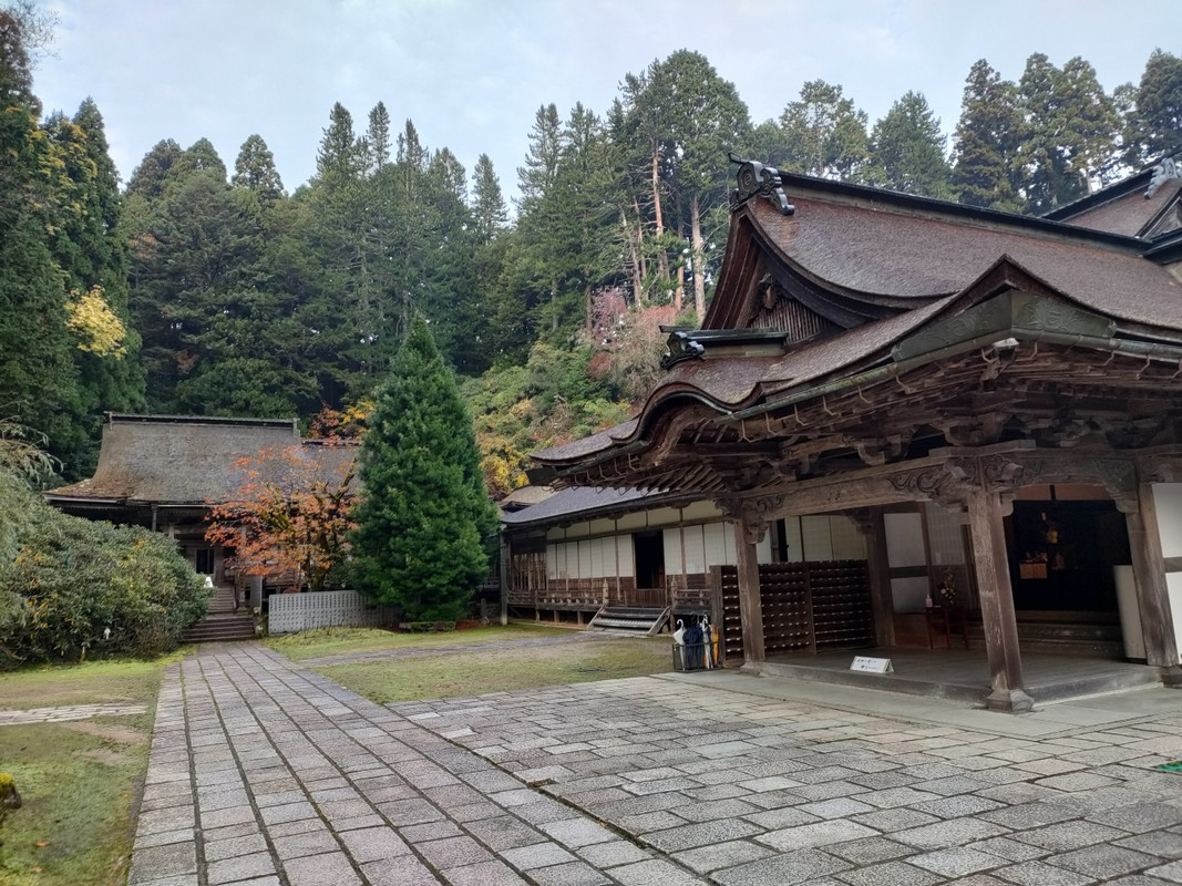 お勤めの際は観光客いないので静かです。