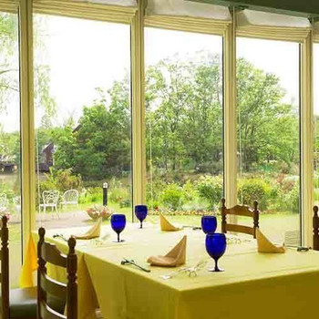 ヨーロッパのお庭にいるようなレストラン3637866