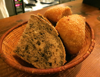 「アヒルストア」料理 8063 パン:黒胡麻のカンパーニュ、柚子クリームチーズのパン