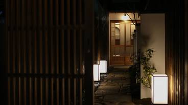 路地の奥に佇む玄関 / 2