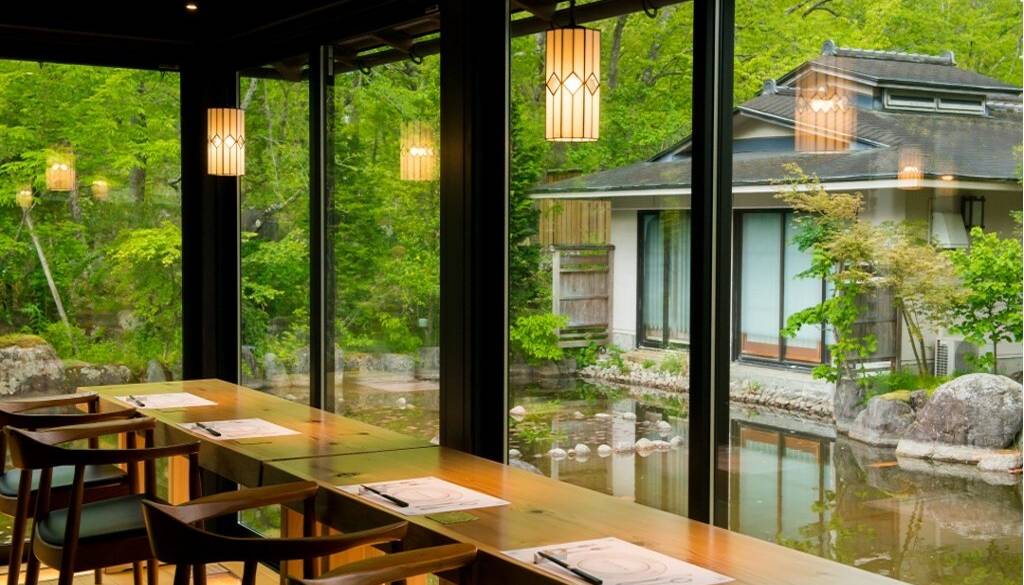 ロータスダイニング テーブル席 / 2