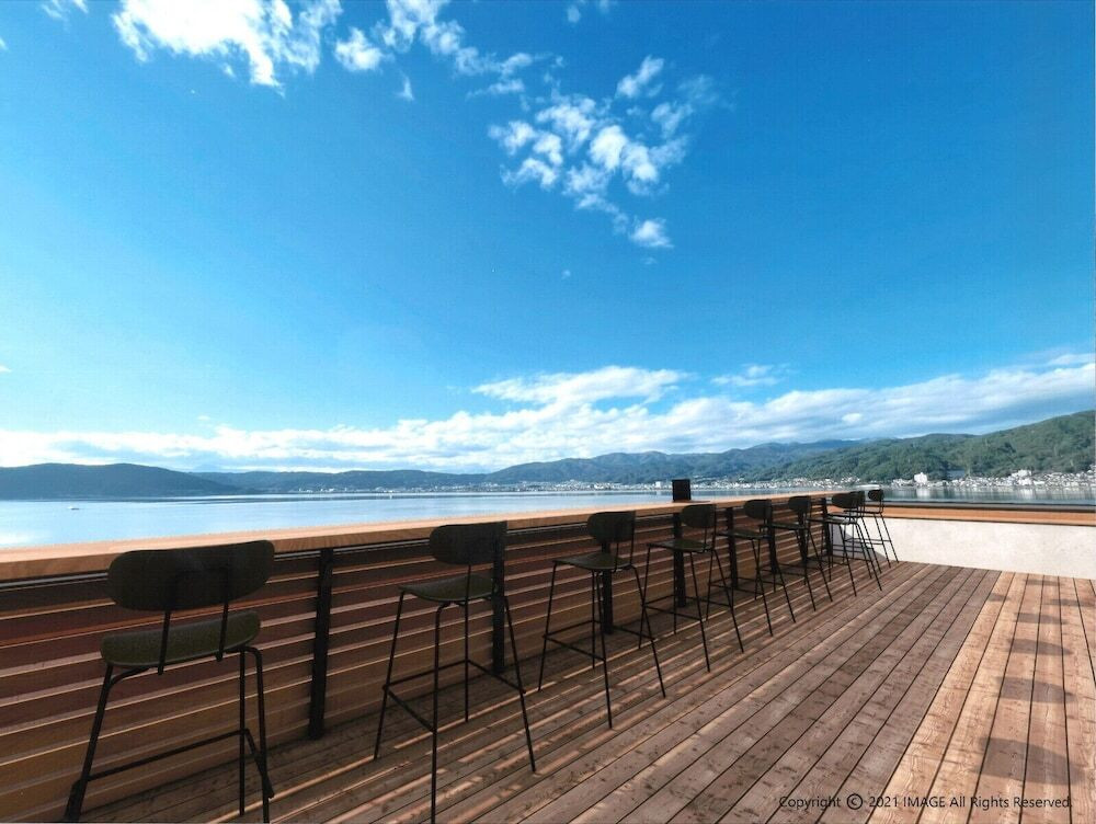 湖畔のテラス①