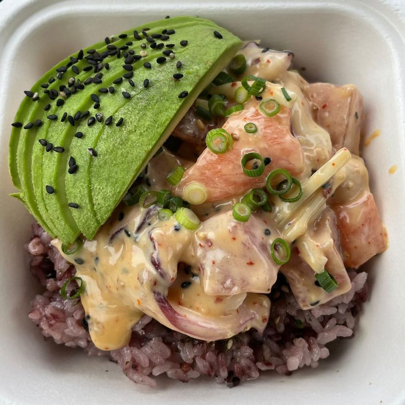 「808 POKEBOWLS OKINAWA」のポキ丼。具材はマグロ、サーモン、タコから選べる / 1