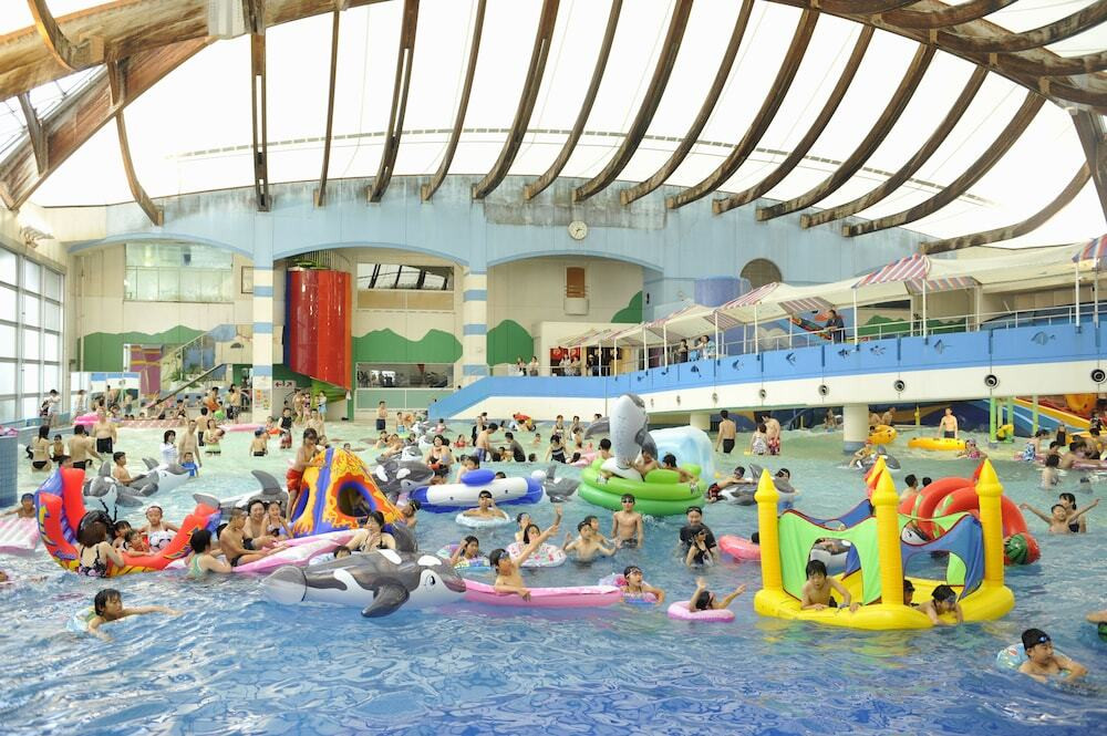 ソフトフロアに遊具がいっぱいのキッズプールは”こどもの楽園”3495098