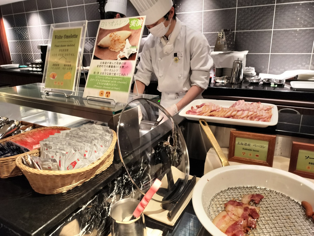 朝食ビュッフェのオムレツ