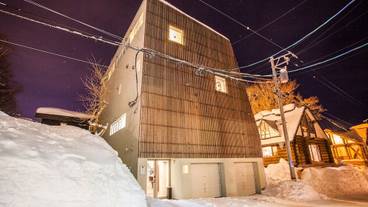 施設の正面 (日没後) / 3