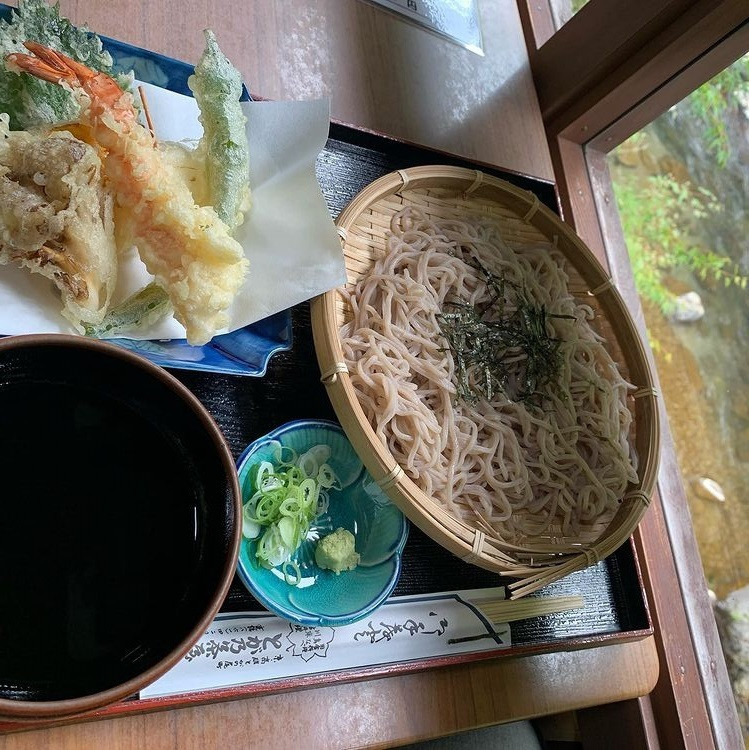 「高山寺」すぐ隣の「とが乃茶屋」。「清滝川」にせり出すように立っており、川床での食事を気軽に楽しめる / 4