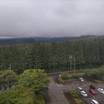 部屋からの景色。山に霧がかかっていた。