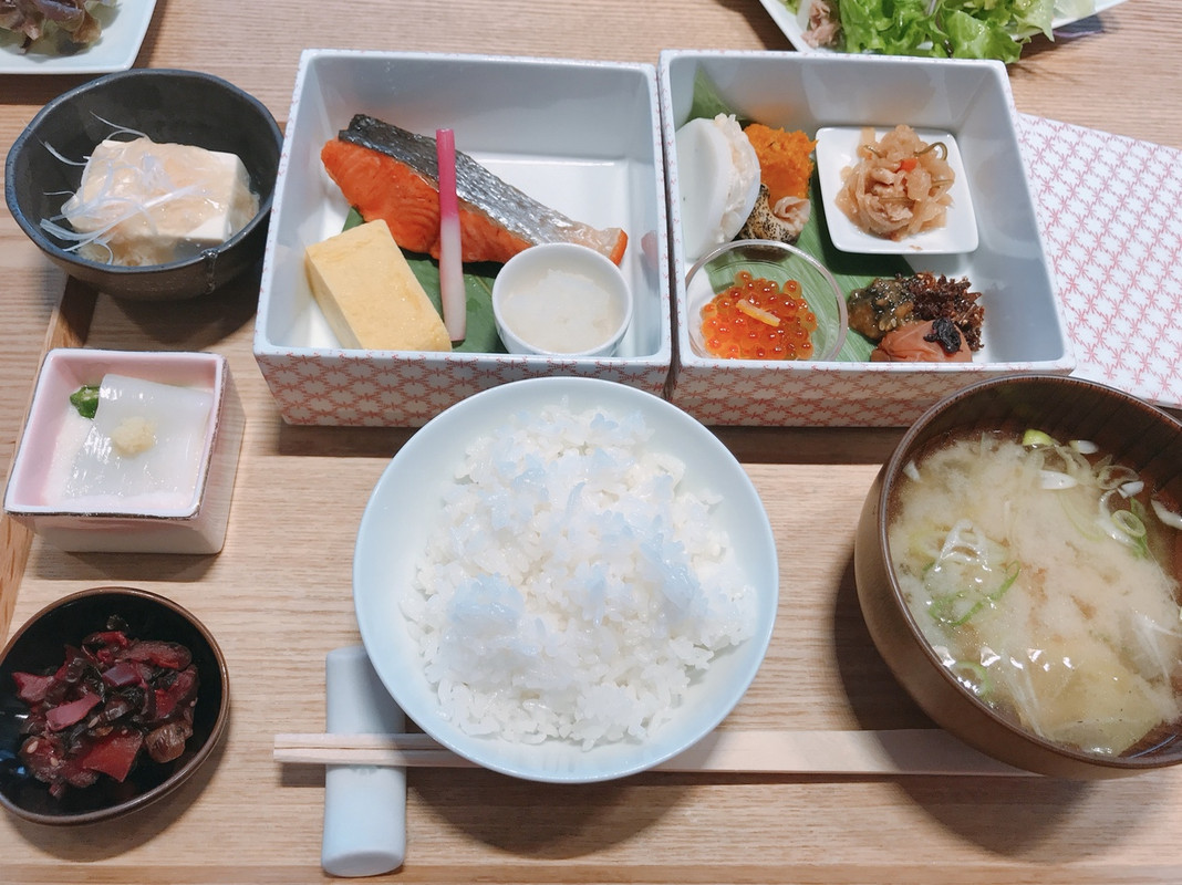 朝食、サラダはバイキング