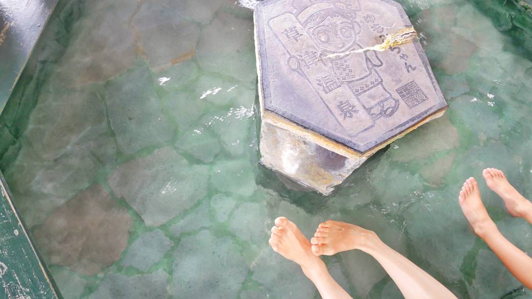エメラルドグリーンに
きらめく朝の湯畑 / 2