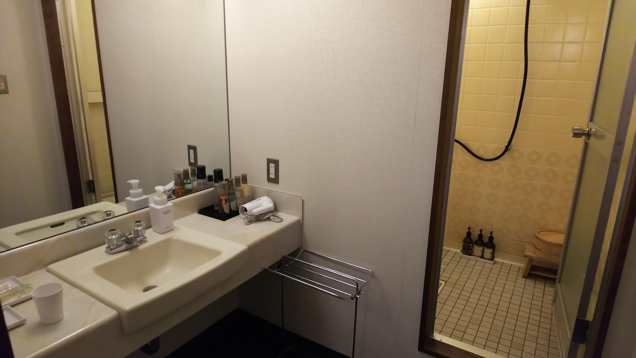 部屋の洗面所は一般的です。