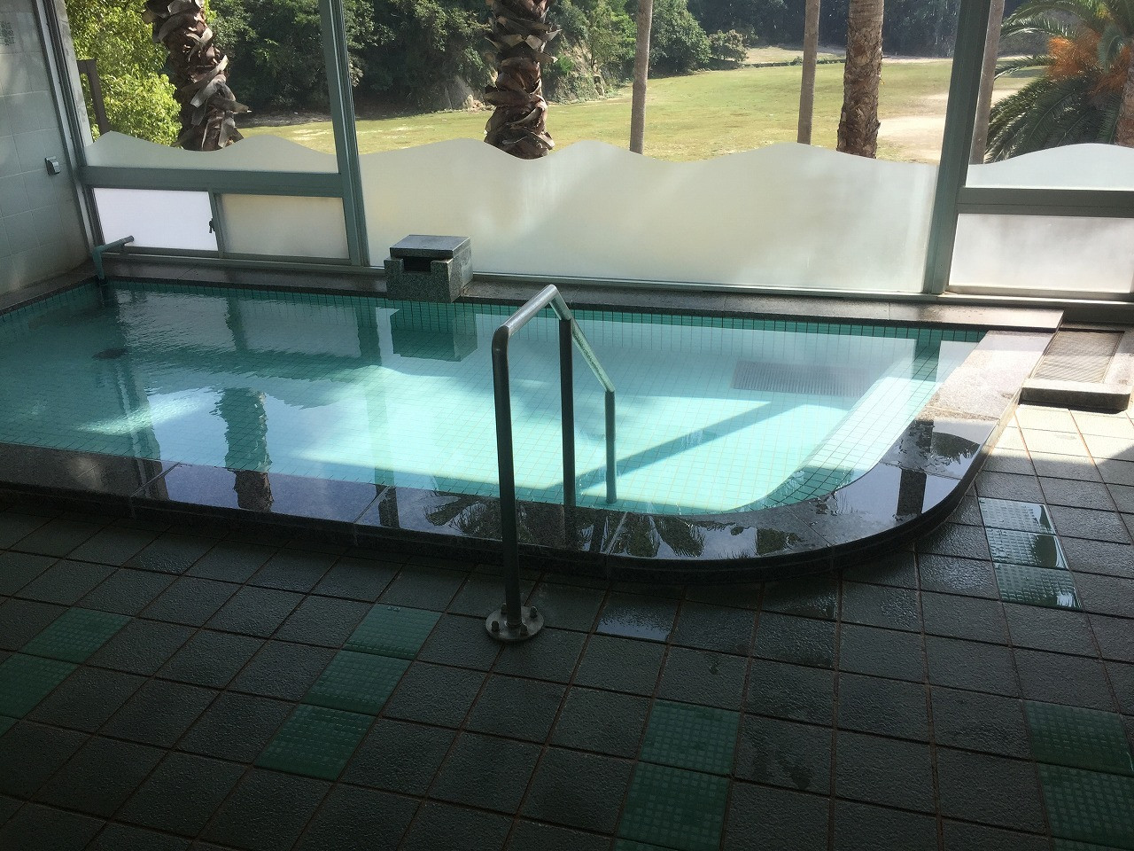 うさぎを見ながらお湯につかろう。3506192