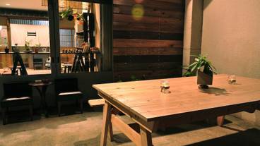 施設の正面 (日没後) / 1