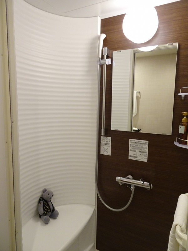 部屋のシャワーブースは座れるタイプになってました