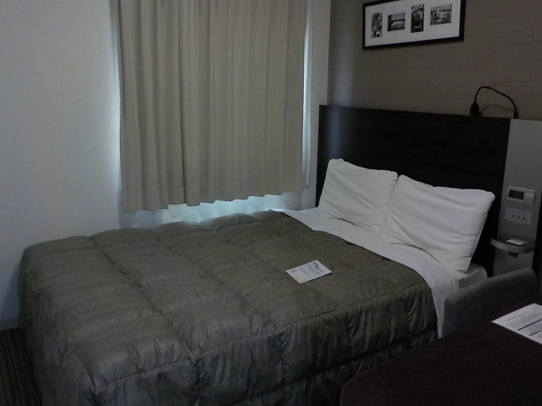 部屋はダブルルームです。ベッド廻りがやや狭いです。