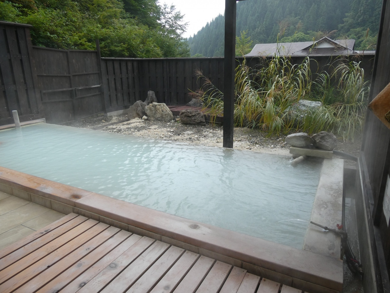 秘湯の宿自慢の名湯で心も体も生き返る3929268