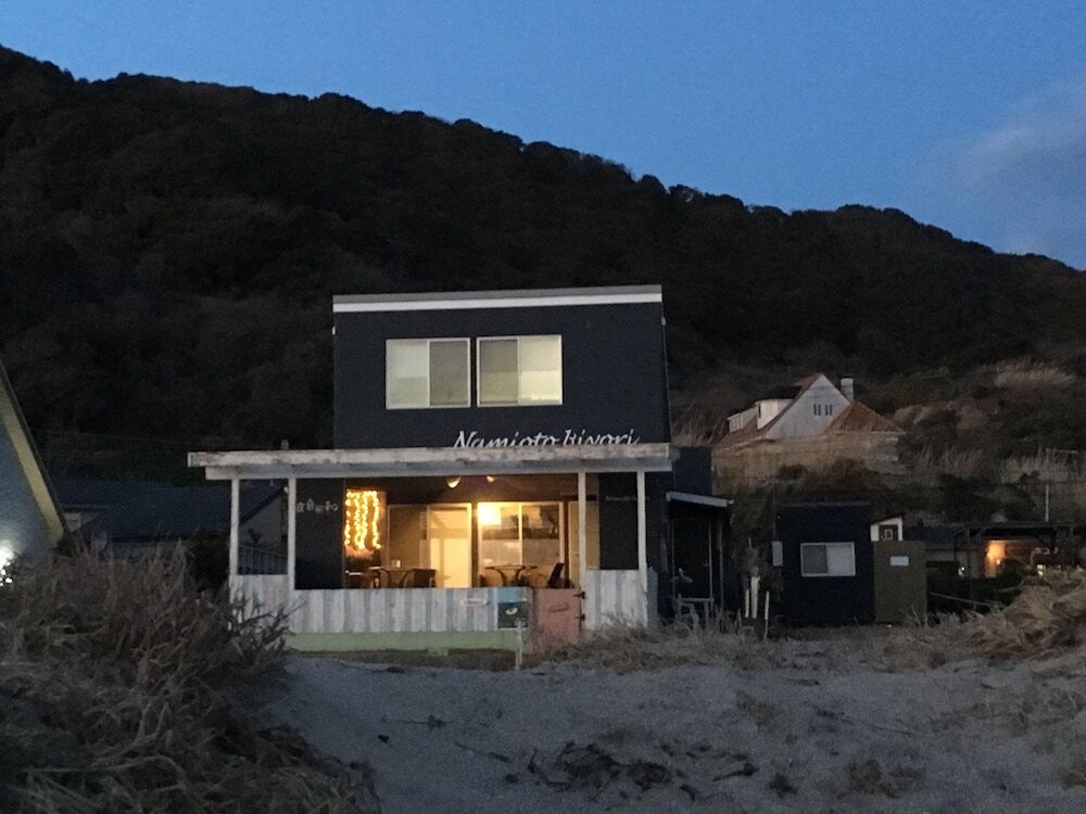 施設の正面 (日没後)