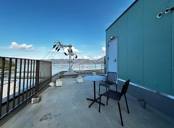 テラスにはテーブルセットも。夜は星空を眺めてお酒を味わってはいかが / 7