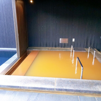 2種類の温泉とプールを備えたリッチな客室3983016