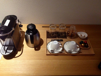 「ビブレ」内観 29681 部屋の中のコーヒーセットとラスク