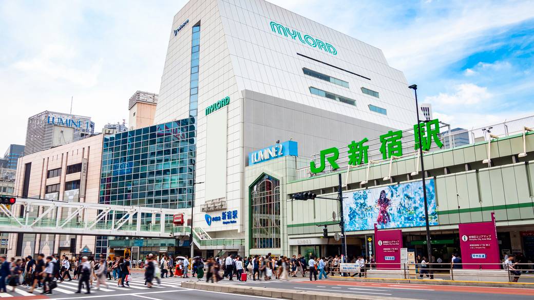 新宿駅南口から徒歩約3分 / 2