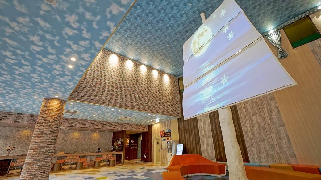 ロビー　大きな船の帆がお出迎え / 2