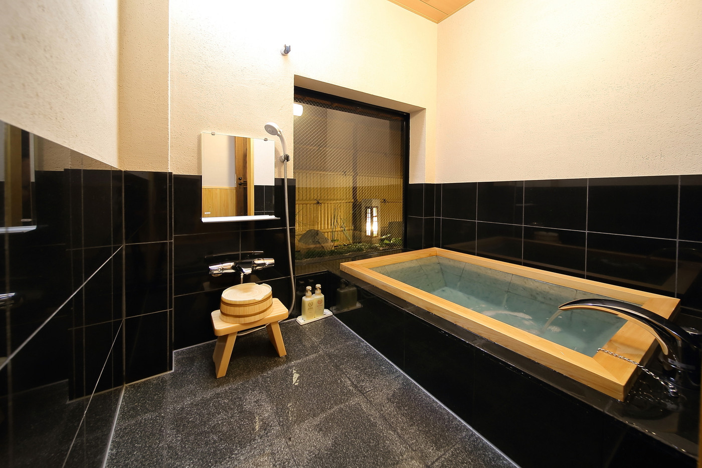 創業150年！貸切風呂で彼とのんびり過ごそう3918544