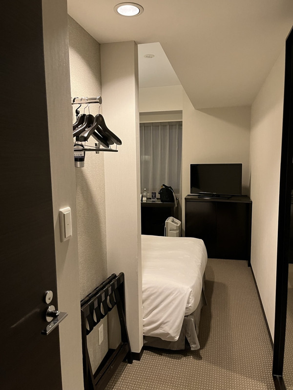 ロッカーはなくて部屋の廊下風の壁にハンガー。