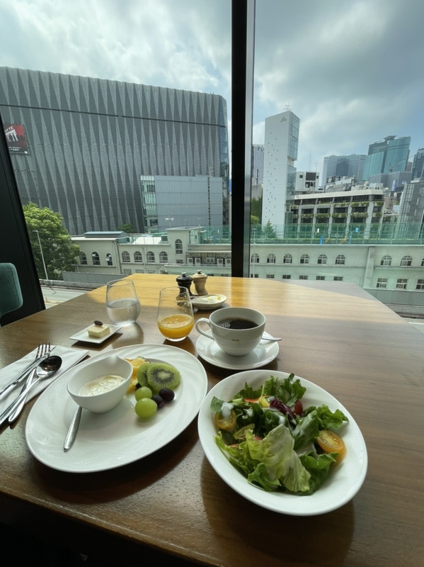 サラダ、フルーツ、ヨーグルト