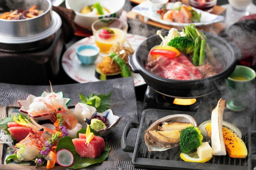 温泉に会席まで!2食付きでコスパ抜群4255335