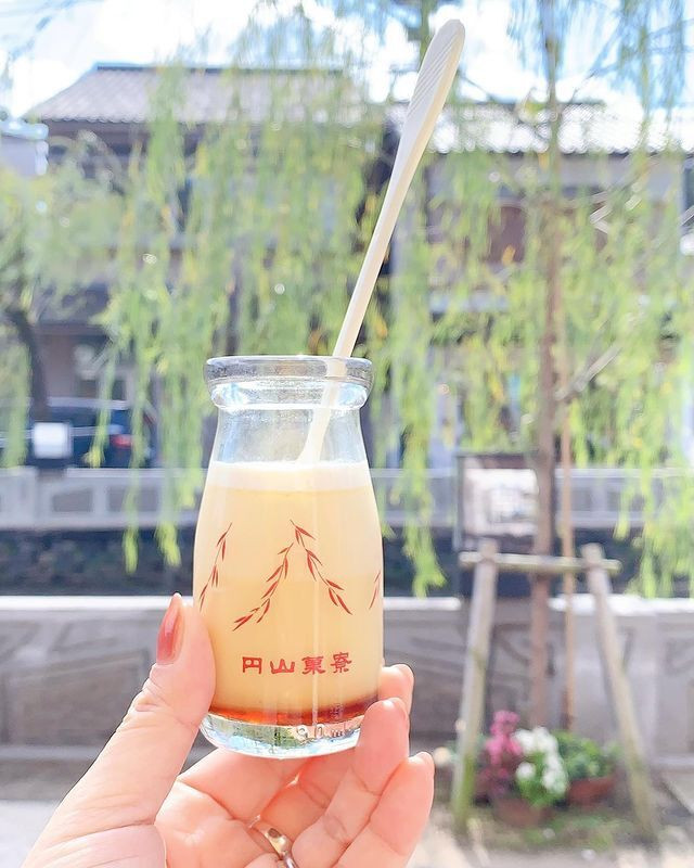 かりんとうや米菓専門店の「円山菓寮」。地元産の卵と牛乳、生クリームで作った「湯あがりぷりん」は、とろとろ食感のプリンとバニラビーンズの香り、ほろ苦カラメルの相性が抜群 / 1