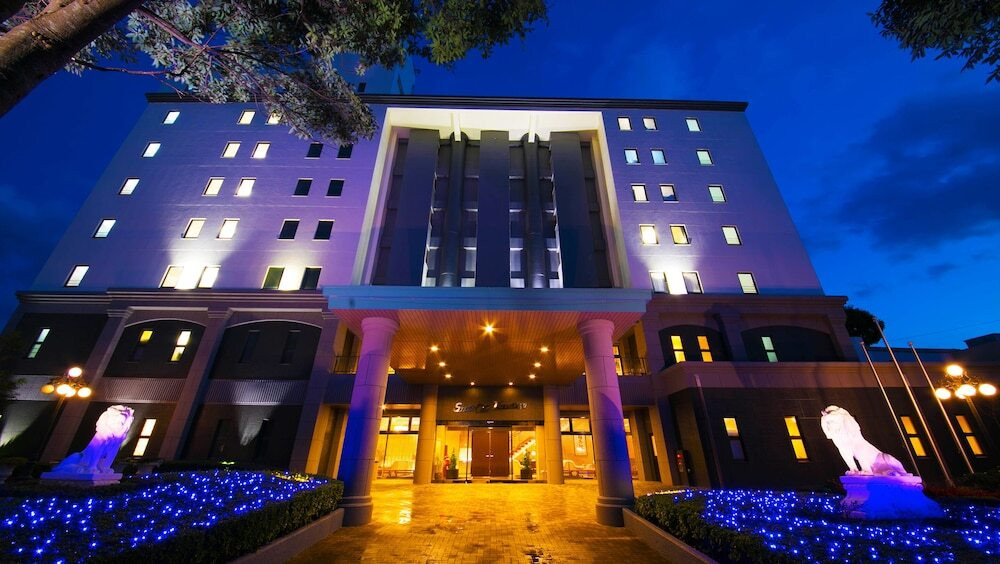 施設の正面 (日没後)