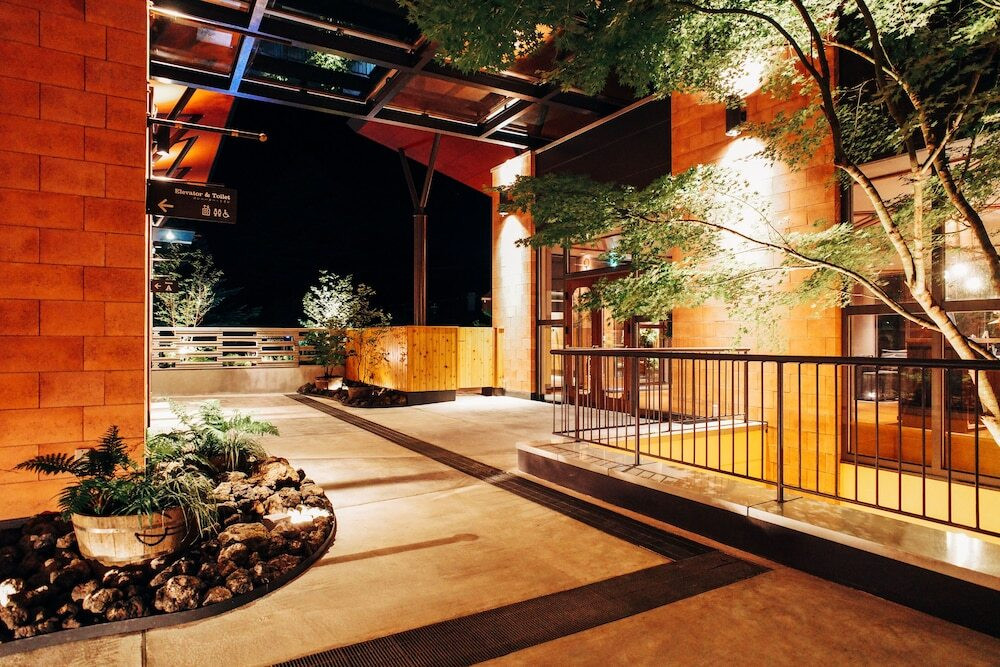 施設の正面 (日没後)