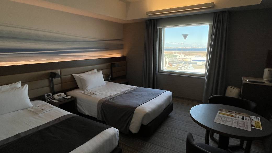 窓から見える飛行機 / 2