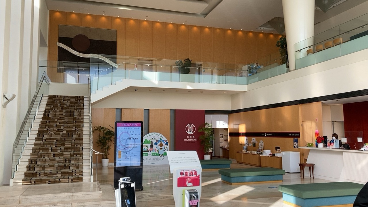 吹き抜けで開放感あるフロントロビー