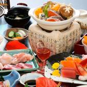 伊香保温泉 旅館 さくらい（群馬県 旅館）：「上州牛、赤城鶏、上州もち豚」の3種類のお肉を用いた陶板焼きがメインの夕食。群馬県産の野菜や肉、刺身こんにゃくなど、郷土料理や地物を盛り込んでボリューム満点。 / 2