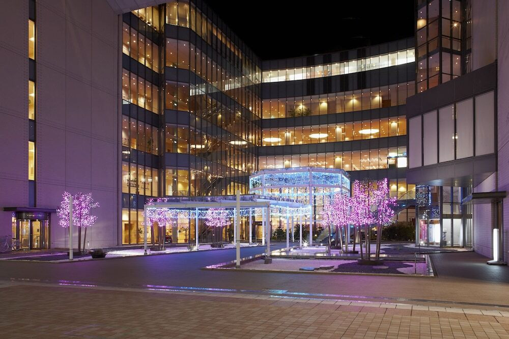 施設の正面 (日没後)