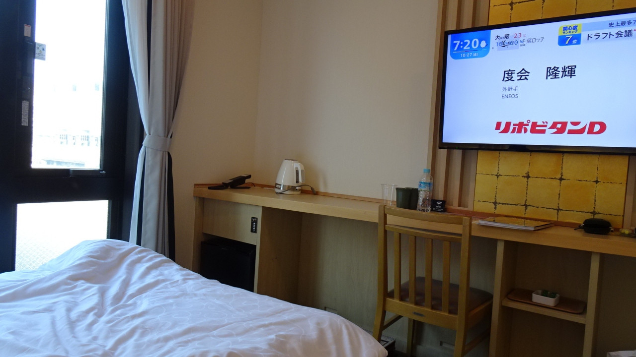 窓から新幹線が行き来するのが見えました。