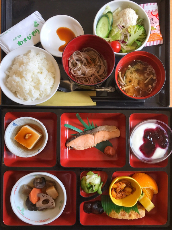 和朝食は幕の内スタイルでボリューム満点！