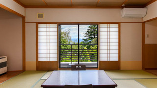 [湖畔側] 和室10畳