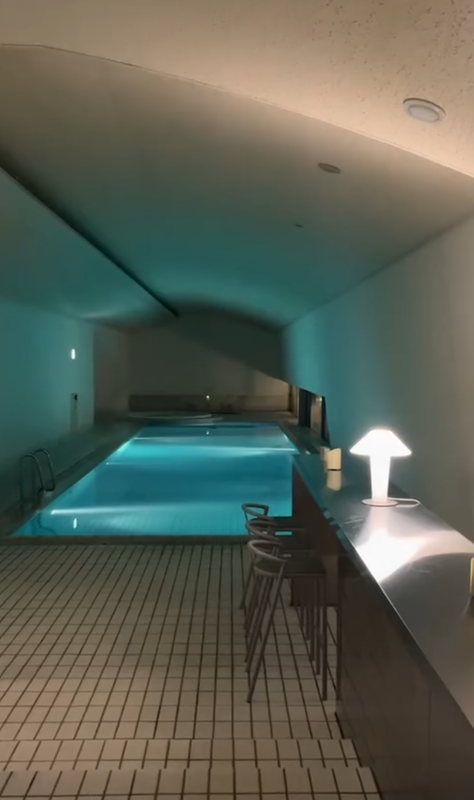 「プライベートプール」は小さめかと思っていましたが、想像よりとても広かったです。ジャグジーやバーカウンターもありました。ムーディな空間で、最高に贅沢でした / 5