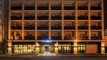 施設の正面 (日没後) / 5