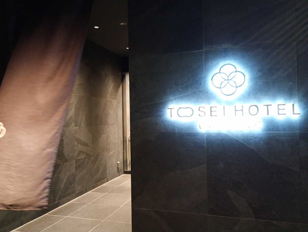 建物の入口は南側と西側の二か所。