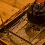 ぼーっと火を囲む贅沢。全国の囲炉裏のある宿で至極の安らぎ時間を