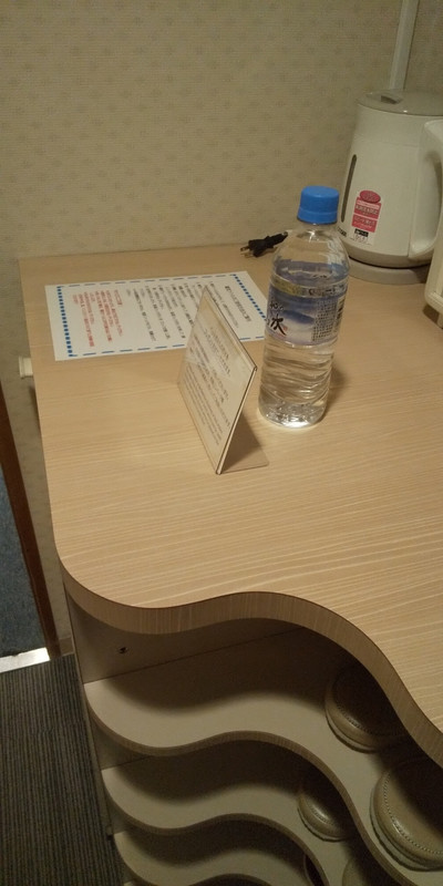 ミネラルウォーターがついている