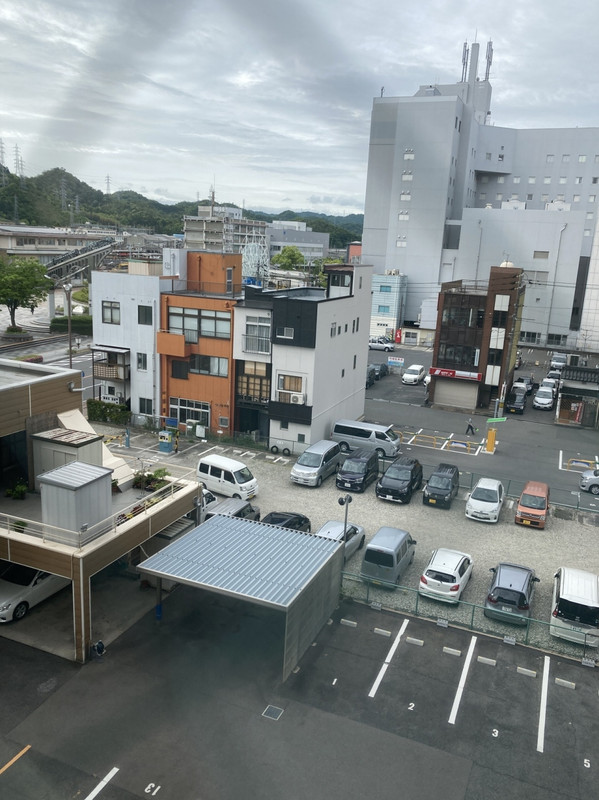 窓が小さいけれど駐車場で今は眺望あり