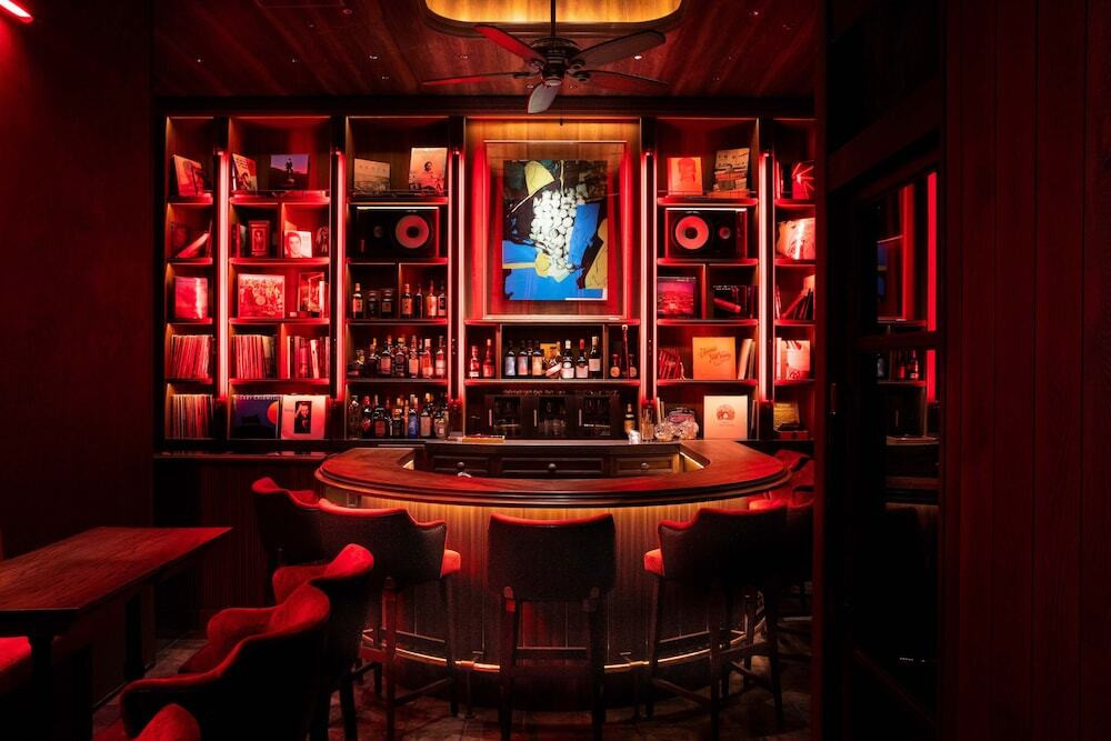 シガーバーR261 CIGAR & ROCK店内