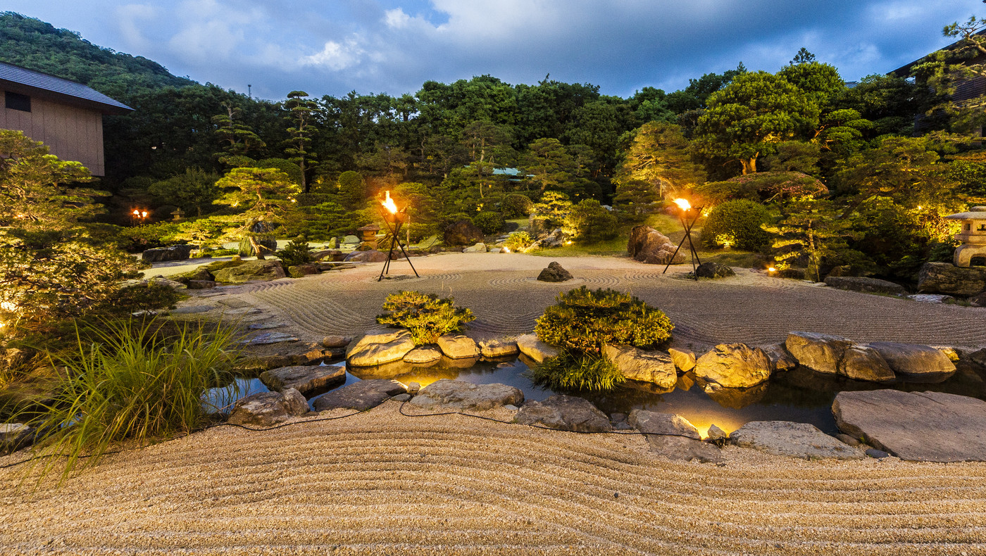 豪華なロビーや日本庭園、広い大浴場を楽しめる高級旅館4048271